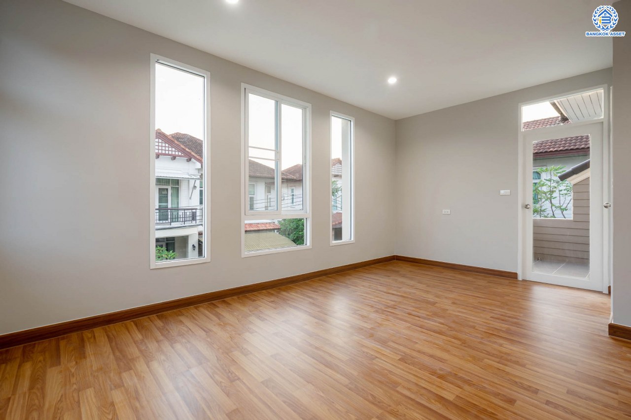 บ้านมือสองตกแต่งใหม่ โครงการ ธนาสิริ รัตนาธิเบศร์ เนื้อที่ 54.7 ตร.ว. ดีไซน์ตอบทุกไลฟ์สไตล์ ฟังก์ชัน 3 ห้องนอน 3 ห้องน้ำ จอดรถได้ 1 คัน บนทำเลติดถนนรัตนาธิเบศร์ เชื่อมต่อหลายเส้นทาง ใกล้รถไฟฟ้าสายสีม่วง "สถานีบางรักใหญ่" และจุดขึ้นทางด่วน "ศรีรัช"